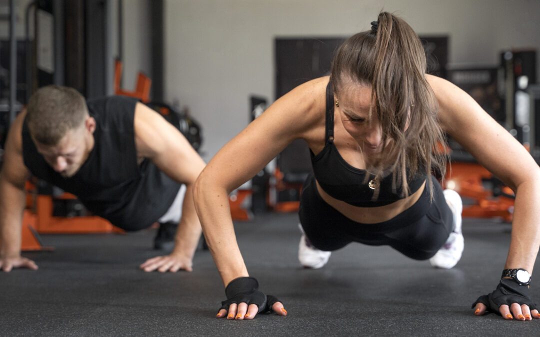 Un homme et une femme s’entraînant ensemble, illustrant les erreurs à éviter en sport.