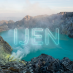 Firefly_Gemini Flash_Photorealistic view of Ijen Crater, Java, Indonesia, bright turquoise acidic lake, vo 803740