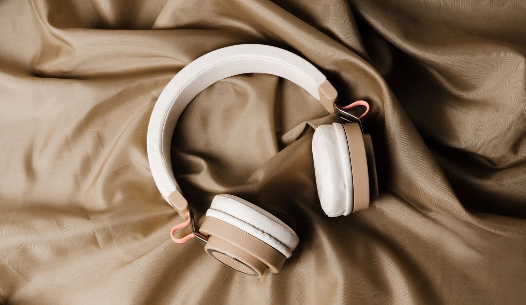 Image d'un casque audio avec une playlist musicale affichée sur un smartphone pour trouver une playlist musicale