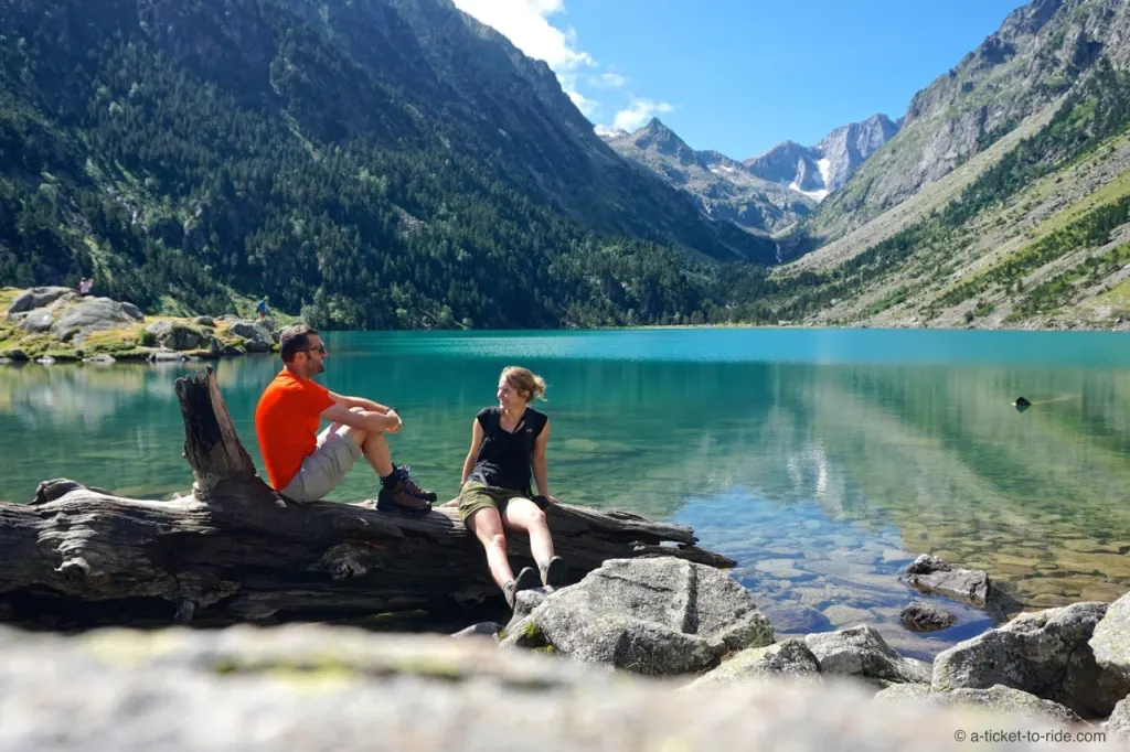 Randonneurs profitant des paysages pendant leurs Randonnée hautes pyrénées