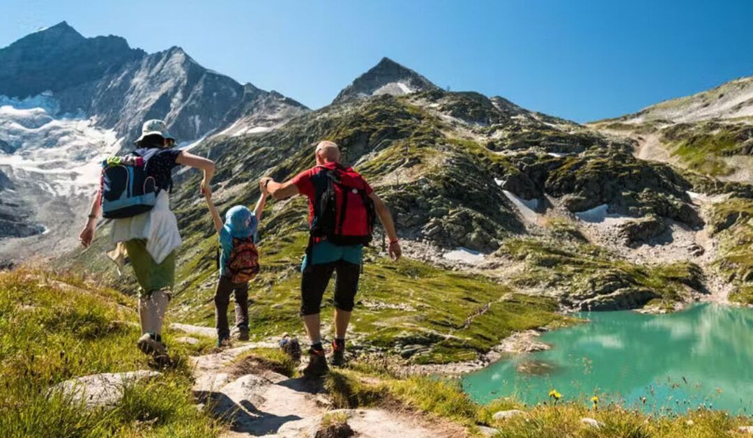 Famille en randonnée dans la nature, un moment de partage inoubliable