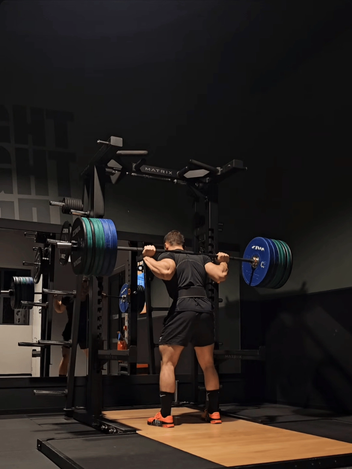 Image squat 180kg Cette image montre un athlète en plein entraînement pour prendre de la force en musculation.